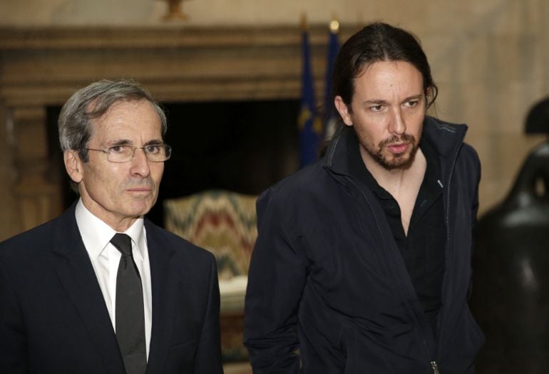 El líder de Podemos, Pablo Iglesias, junto al embajador de Francia en España, Yves Saint-Geours