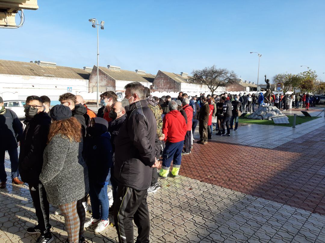 Aficionados del Linares Deportivo y FC Barcelona hacen cola para conseguir una entrada.