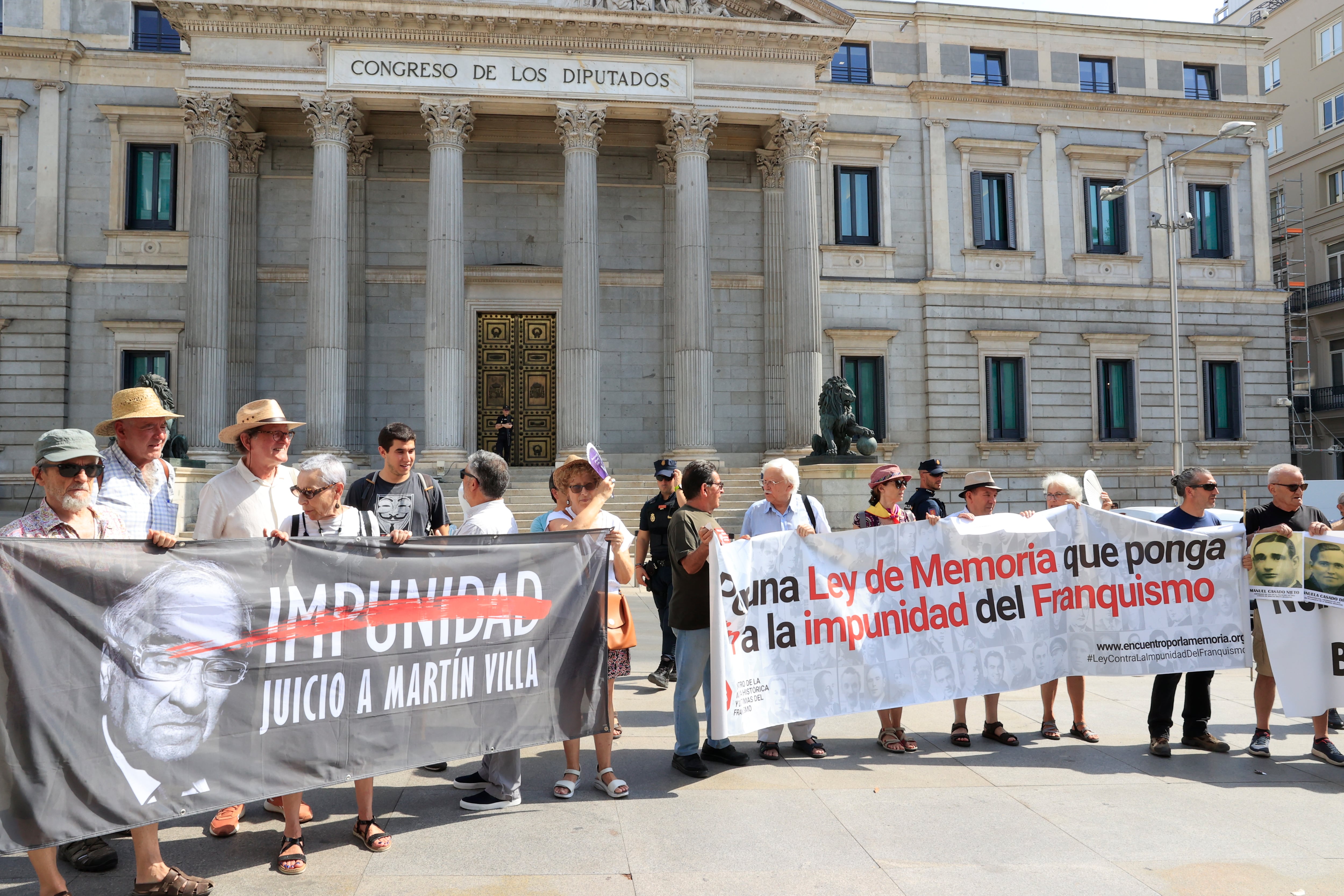 Vista de la concentración este jueves frente al Congreso de los Diputados de asociaciones memorialistas con motivo de la aprobación de la Ley de Memoria Democrática.