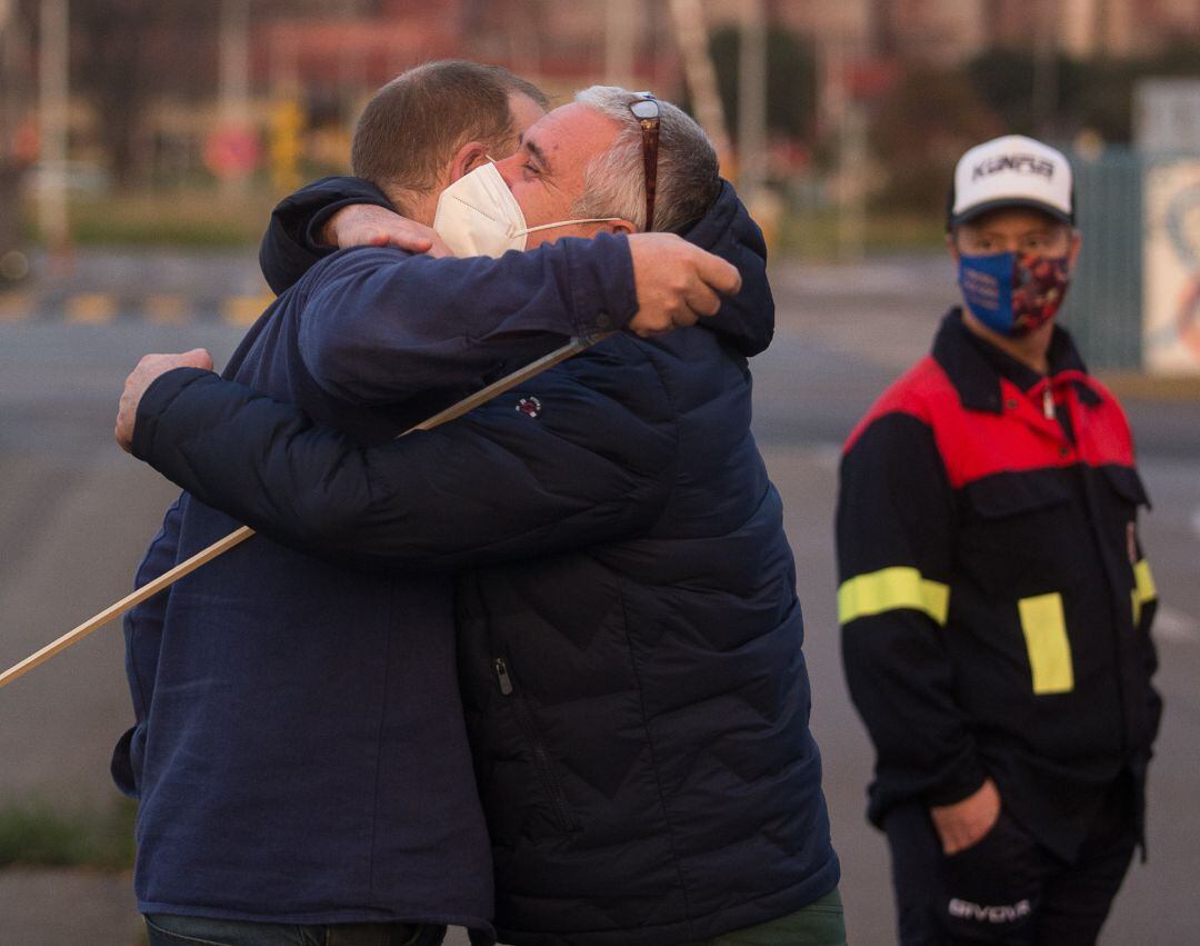 El presidente del Comité de Empresa de Alcoa San Cibrao, José Antonio Zan, abraza a un trabajador jubilado.
