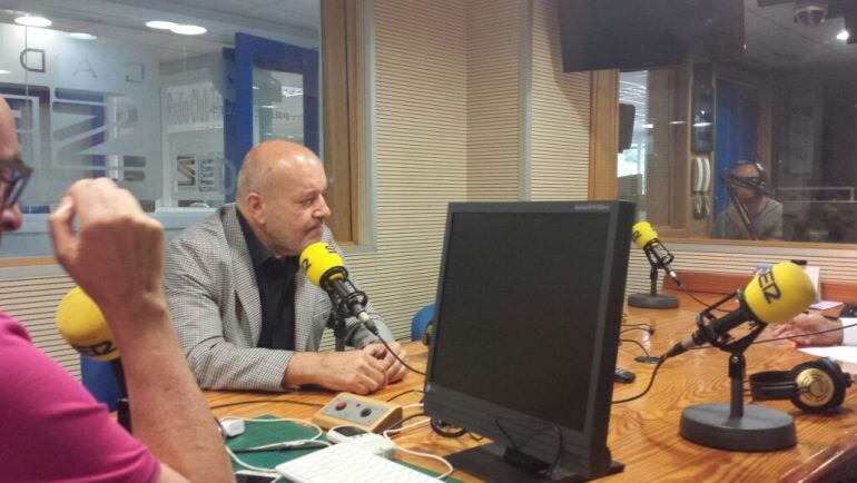 Miguel Concepción en los estudios de Radio Club.