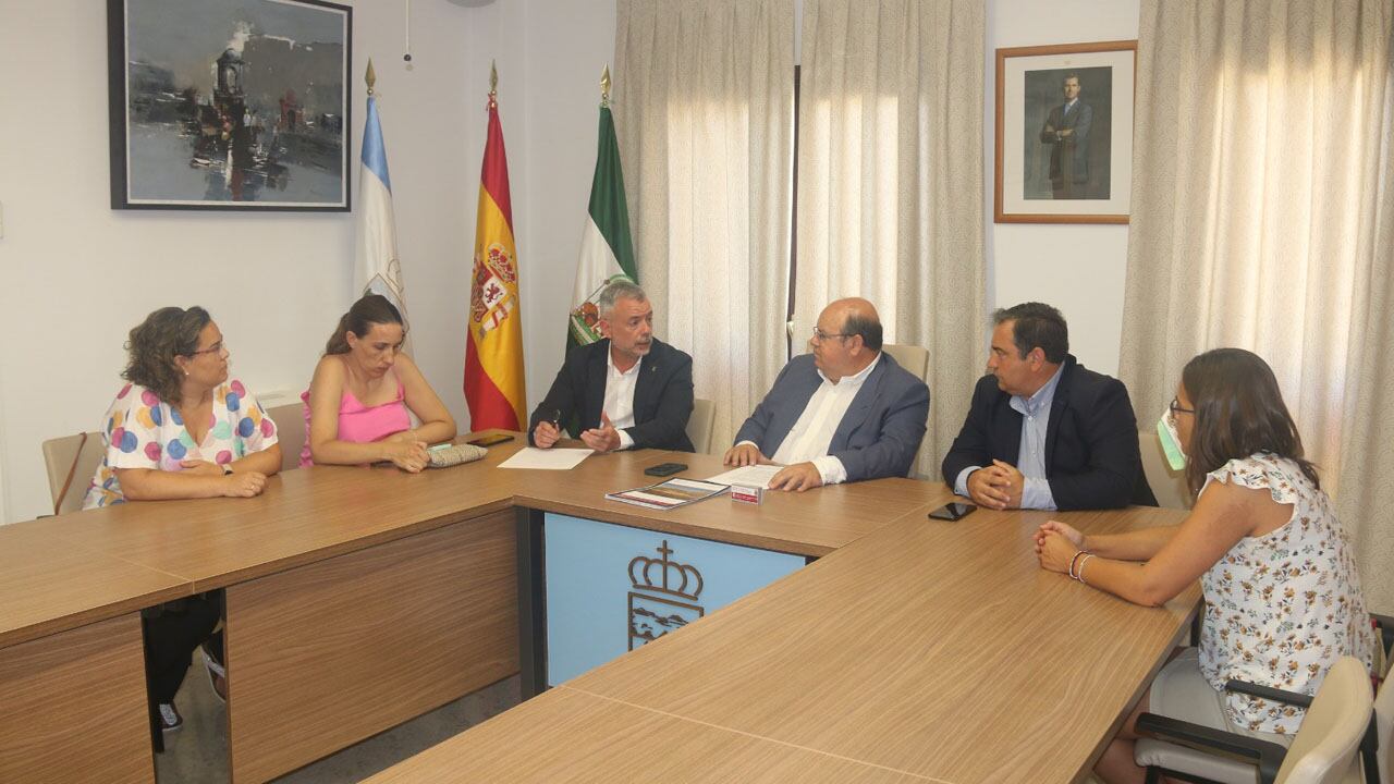 En el centro, el vicepresidente de la Diputación de Granada, Nicolás Navarro, y el alcalde de Güéjar Sierra, José Robles