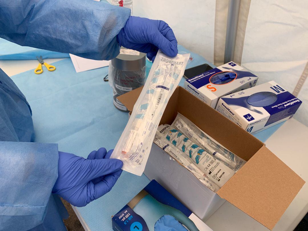 Cada cop més tests de Covid donen positiu en una sisena onada que no està tensionant tant els centres hospitalaris gràcies a la gran quantitat de gent vacunada.