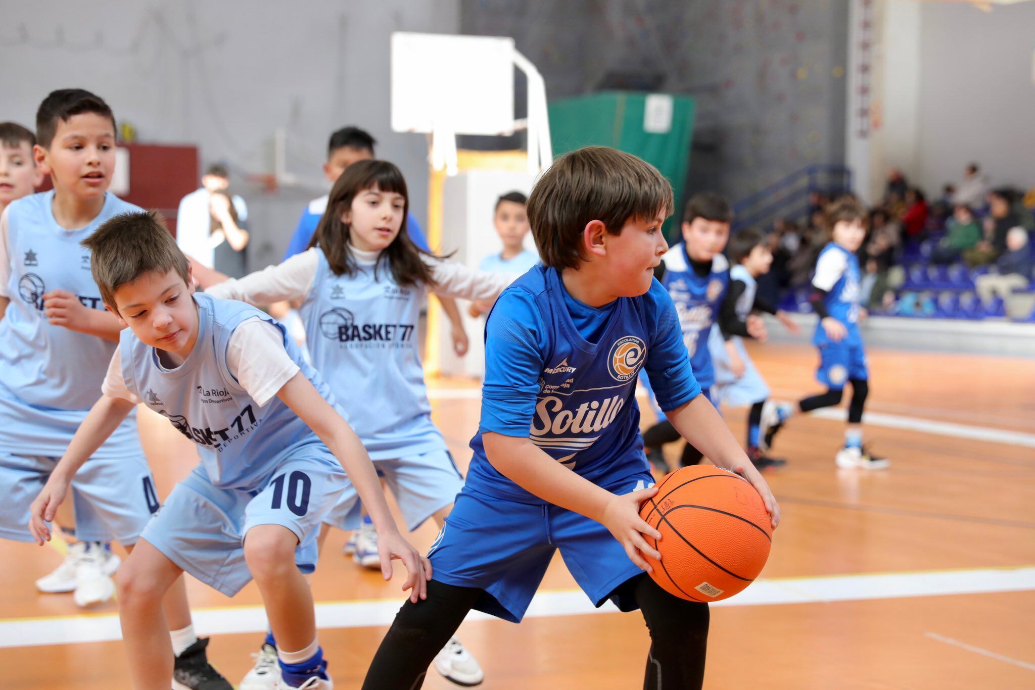 Imagen de un partido de baloncesto en los Juegos Deportivos para escolares en La Rioja en el curso 2022/23.