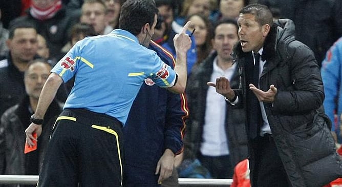 El entrenador del Atlético de Madrid Diego Simeone protesta una decisión al árbitro Miguel Ángel Pérez Lasa durante el partido correspondiente a la vigésimo quinta jornada del Campeonato Nacional de Liga de Primera División entre el Atlético y el FC Barce