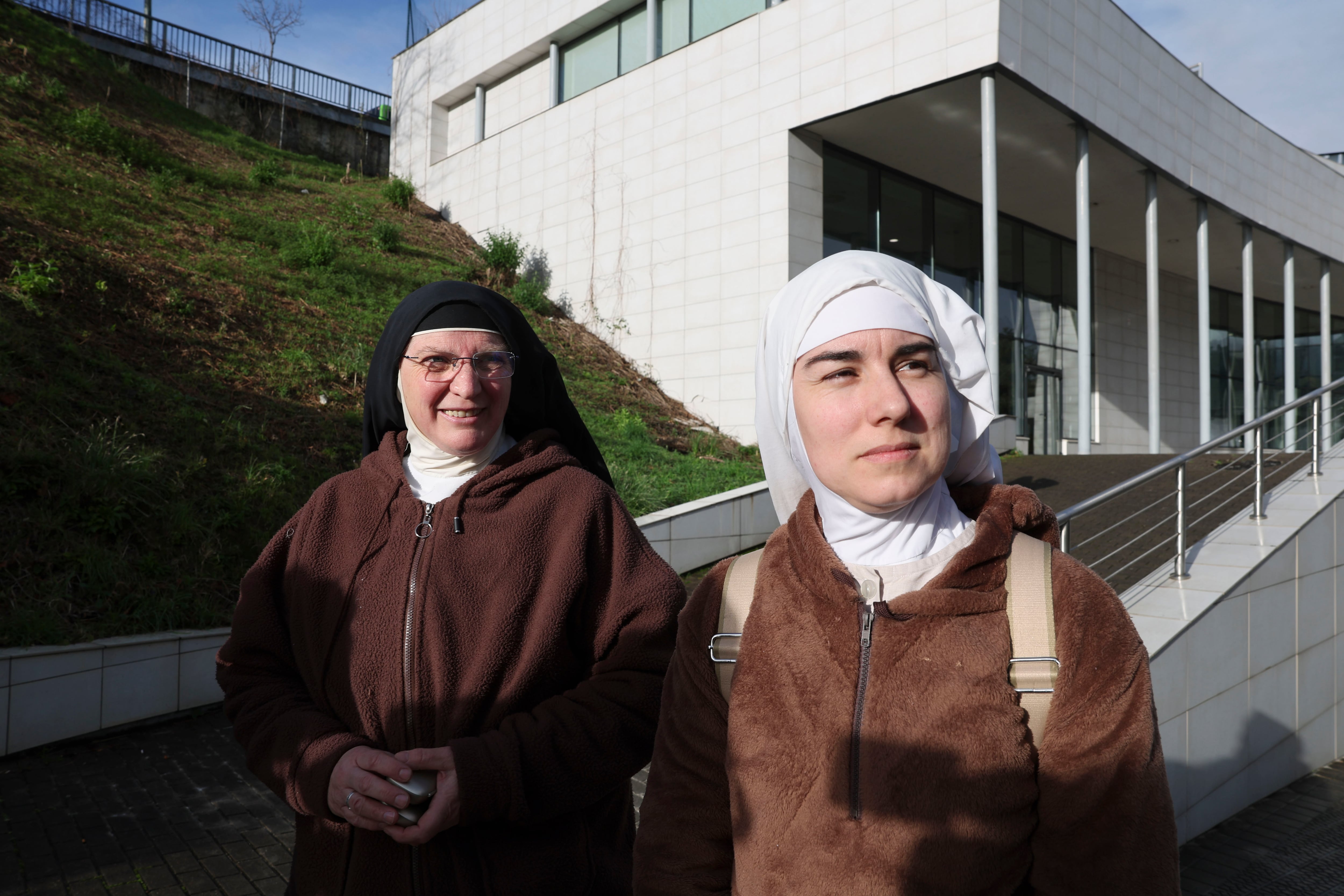 GRAFCAV7949. BILBAO, 22/12/2025.- Las hermanas Sor Bert (d) y Sor Alba, (i) este lunes en las cercanías del hospital Bilbaíno de Basurto, donde les han prohibido ver a sus hermanas. Las cinco monjas de avanzada edad que residían en el convento de Orduña bajo el cuidado de las exmonjas cismáticas de Belorado (Burgos) tras ser trasladadas al hospital de Bilbao por orden judicial después de que la Guardia Civil acudiera a este monasterio para comprobar el estado de salud de estas monjas. EFE/Luis Tejido
