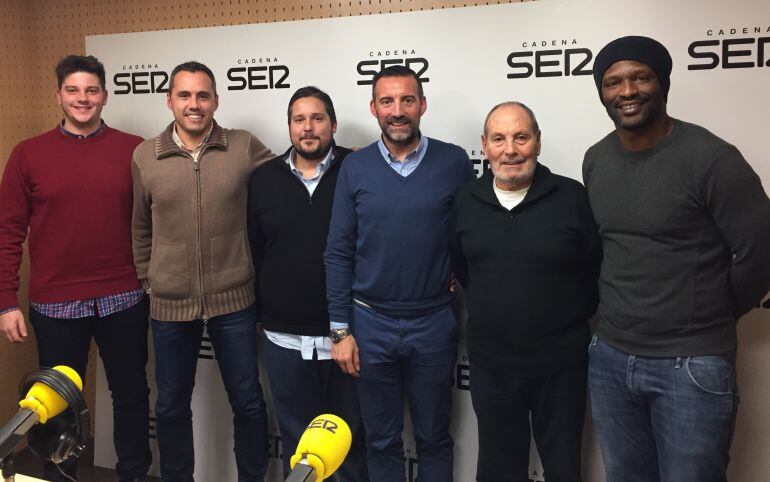 Pedro Vera, junto al equipo habitual de contertulios, en los estudios de Radio Alicante