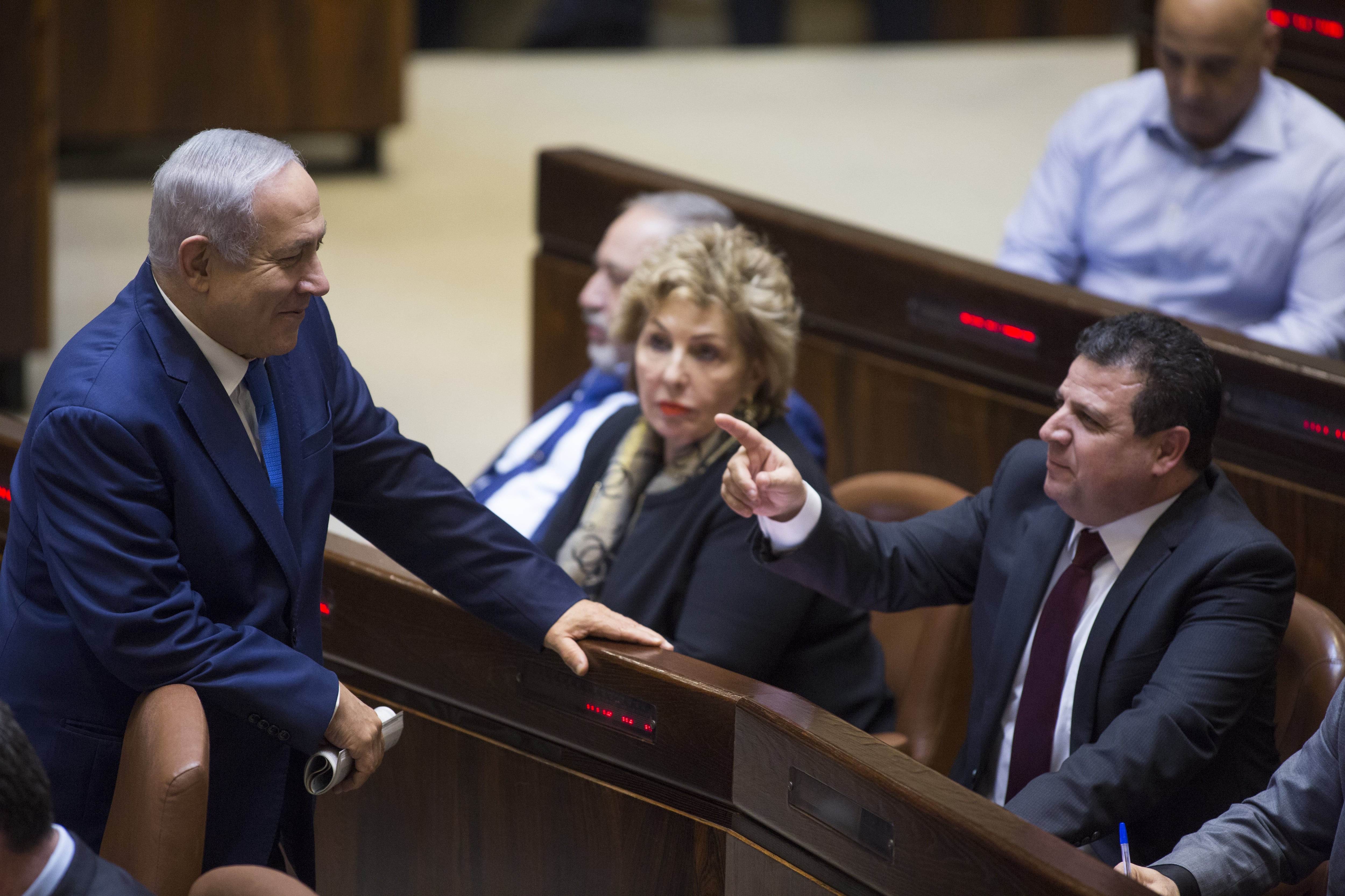 Benajmín Netanyahu conversa con el líder de la alianza Hadash-Ta’al, Ayman Odeh en 2018.