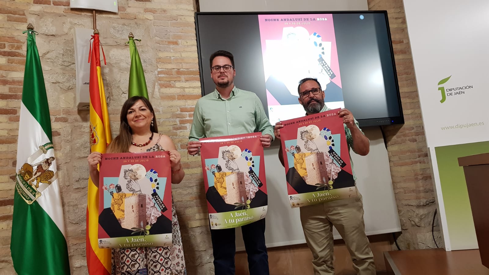 Personalidades políticas de la Diputación Provincial de Jaén y del Ayuntamiento de Baños de la Encina durante la presentación de la Noche Andalusí de la Rosa