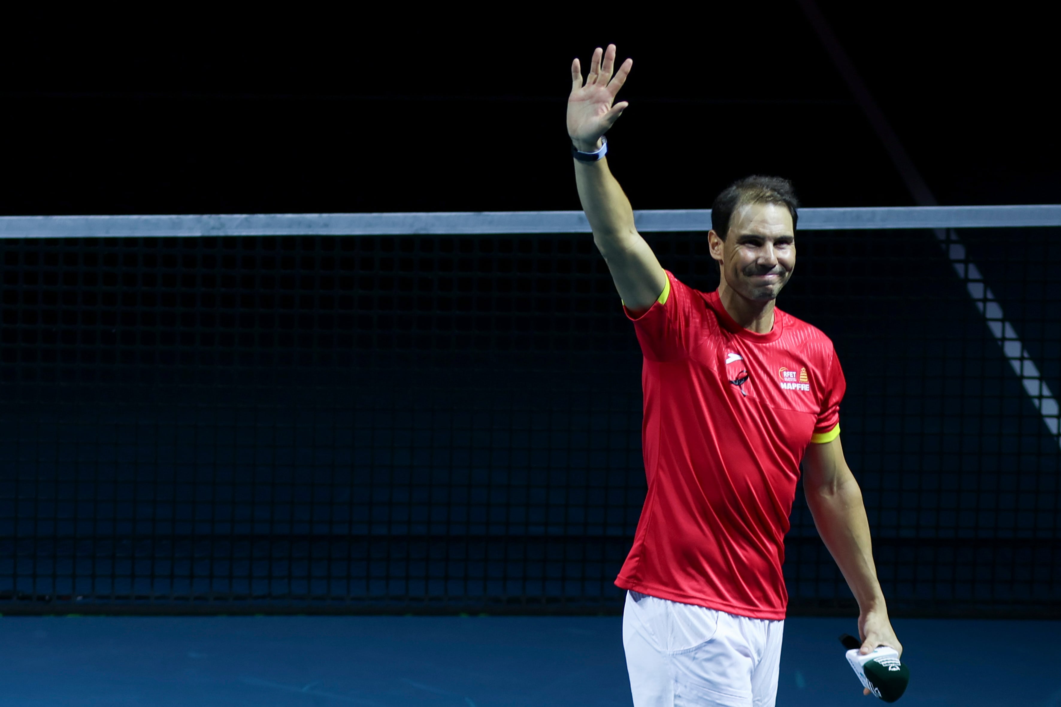 MÁLAGA, 19/11/2024.- El tenista Rafa Nadal saluda a la afición durante el homenaje que recibe tras el partido de dobles que jugaron los tenistas de España Carlos Alcaraz y Marcel Granollers con la pareja de Países Bajos Wesley Koolhof y Botic Van de Zandschulp, correspondiente a los cuartos de final de la Copa Davis que se disputó hoy martes en el pabellón Martín Carpena de Málaga. EFE/Daniel Pérez
