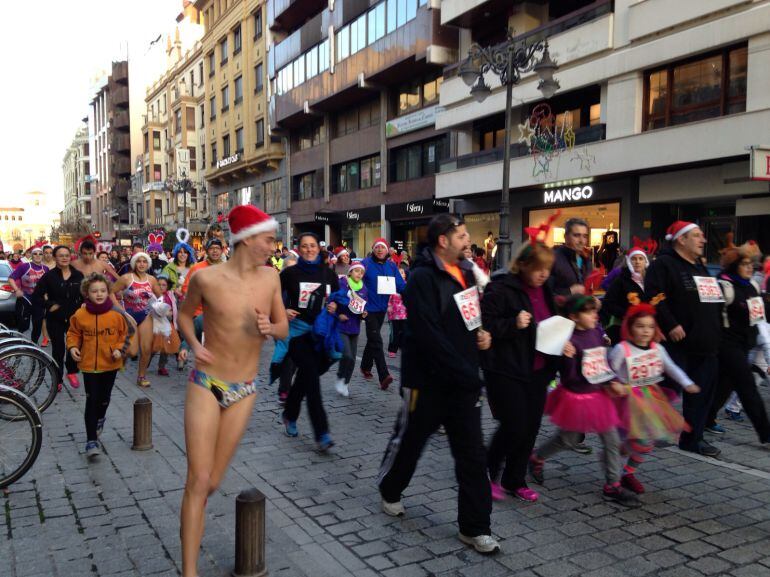 Ambiente festivo y familiar en la San Silvestre 2015