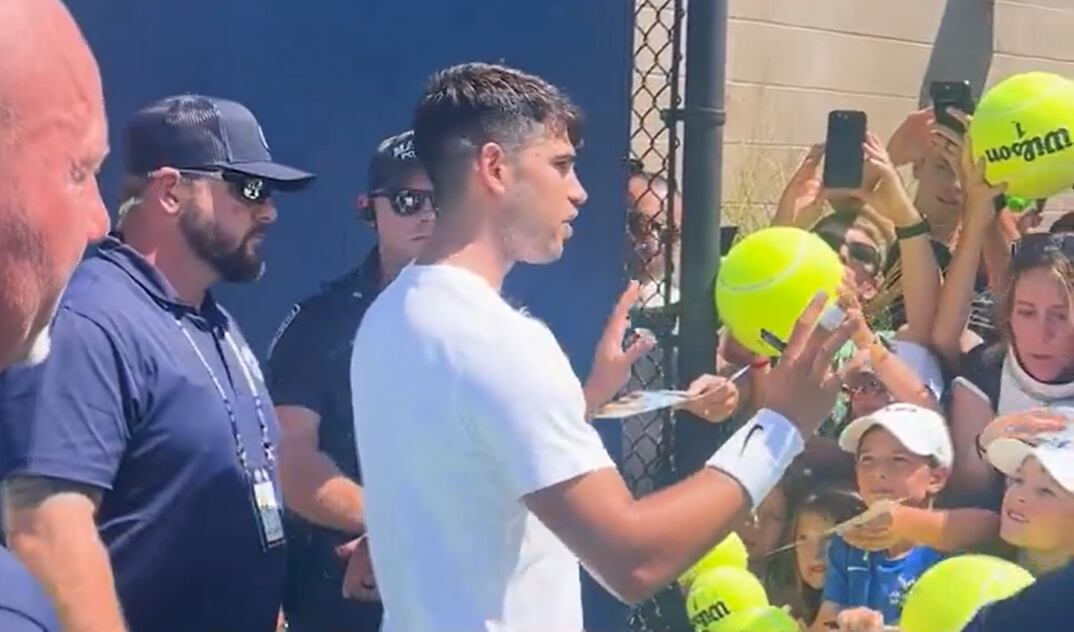 Carlos Alcaraz pide prudencia a los aficionados mientras firma autógrafos (Tennis TV).