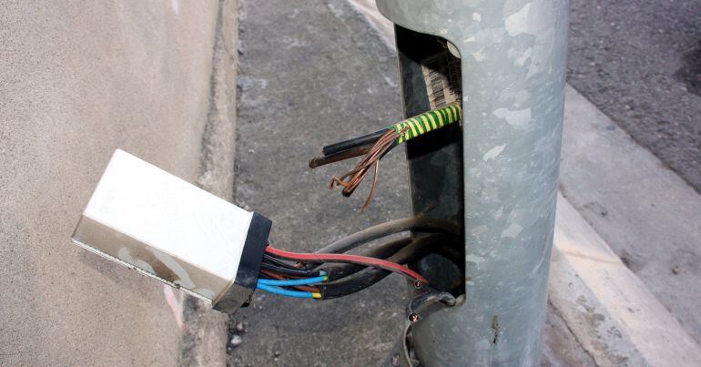 Detall de la part de baix malmesa d'un fanal d'un carrer de Fondarella on uns desconeguts s'han endut el cable de coure, el 19 de gener de 2016.