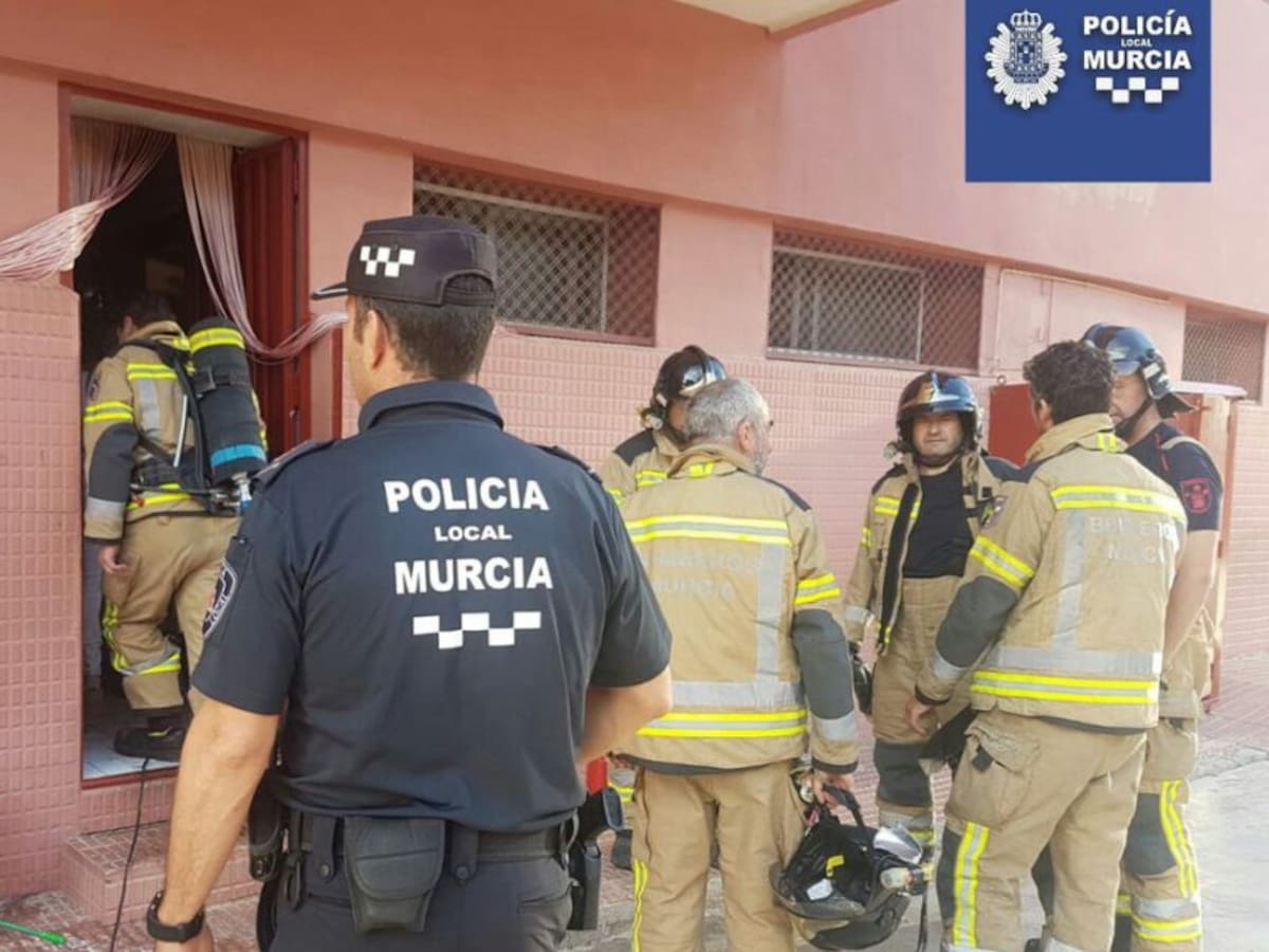 Evacúan el colegio Santa María de Gracia de Murcia por un incendio, sin registrar heridos