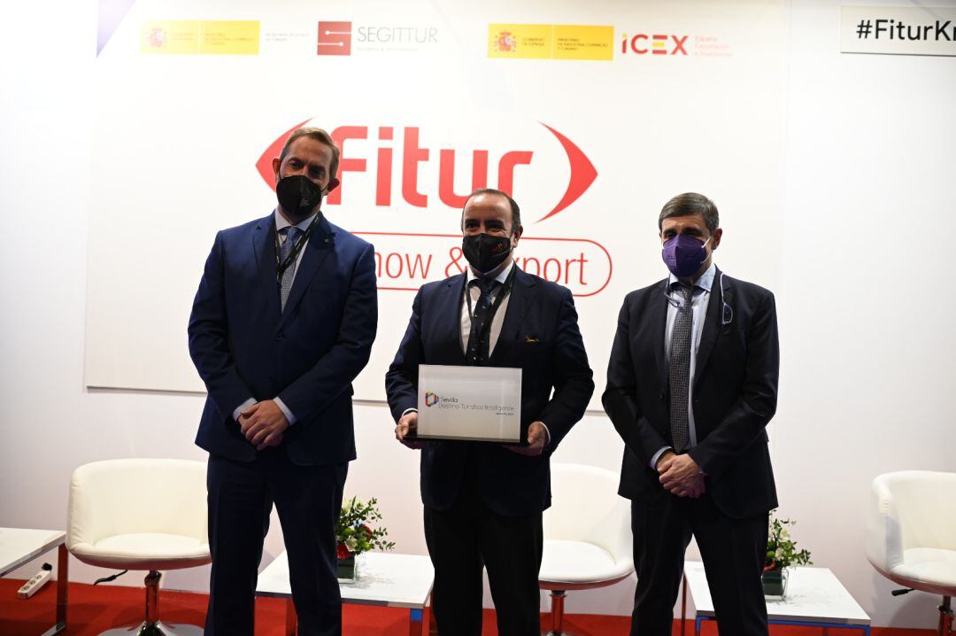 El delegado de Turismo, Javier Páez, recoge el distintivo de Sevilla como Destino Turístico Inteligente.