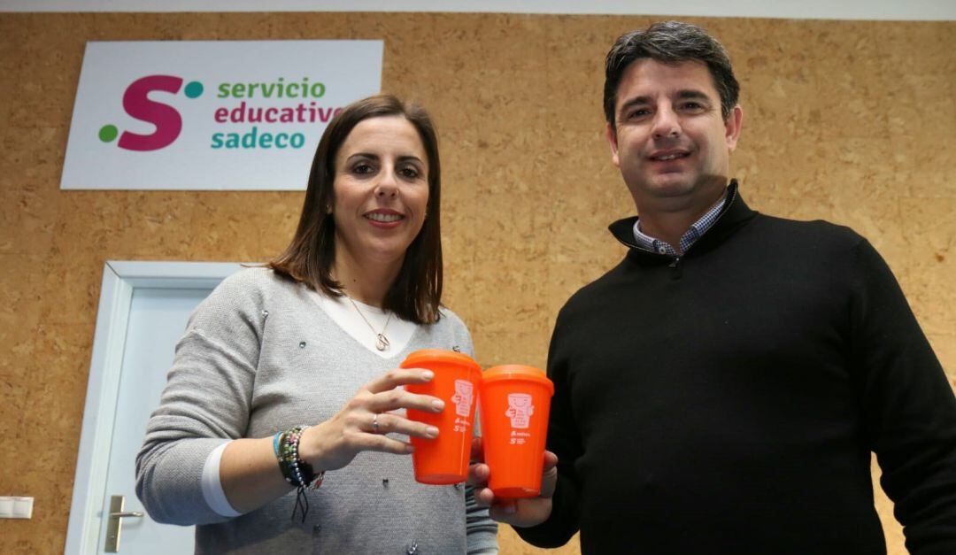 El presidente de SADECO, Pedro García (IU), junto a la responsable del servicio educativo del organismo público, Verónica López. 