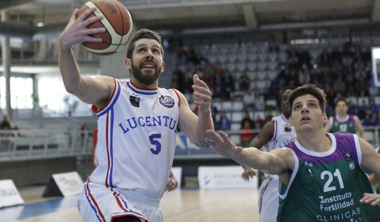 Adri Fuentes entra a canasta durante el partido ante Clínicas RIncón