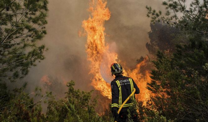 Un efectivo del cuerpo de Bomberos durante las labores de extinción del incendio que se declaró este sábado en la zona de Es Cubells