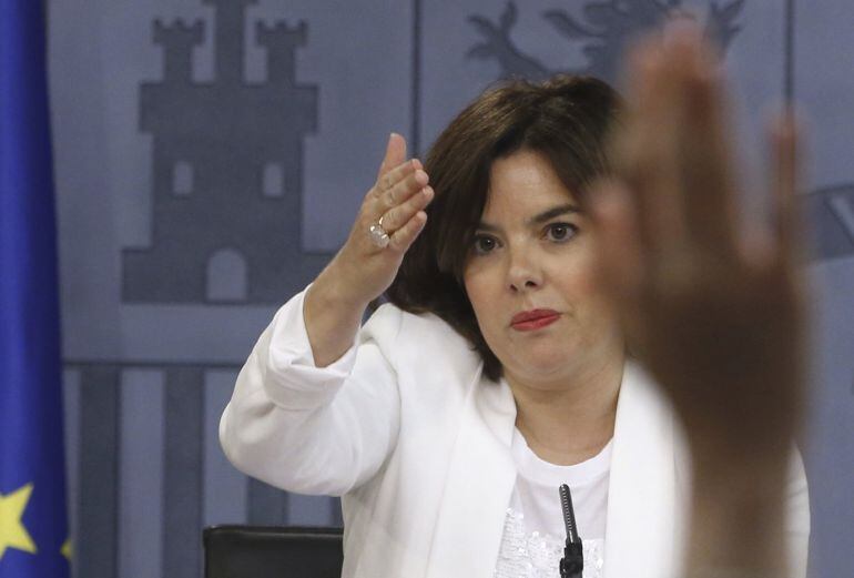 La vicepresidenta del Gobierno en funciones, Soraya Sáenz de Santamaría, durante la rueda de prensa tras la reunión del Consejo de Ministros, en el Palacio de la Moncloa.