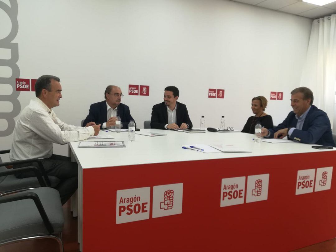 El comité negociador del PSOE, durante una de sus reuniones internas