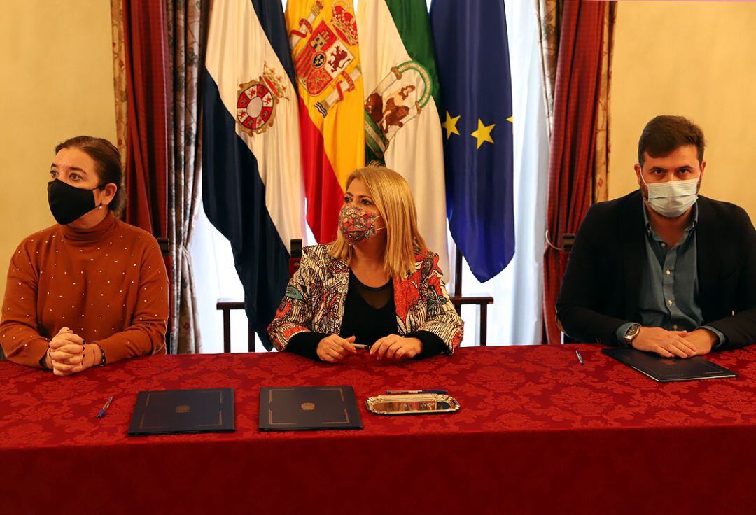 Firma del acuerdo entre la alcaldesa Mamen Sánchez, y el presidente de la Peña La Buena Gente Nico Sosa
