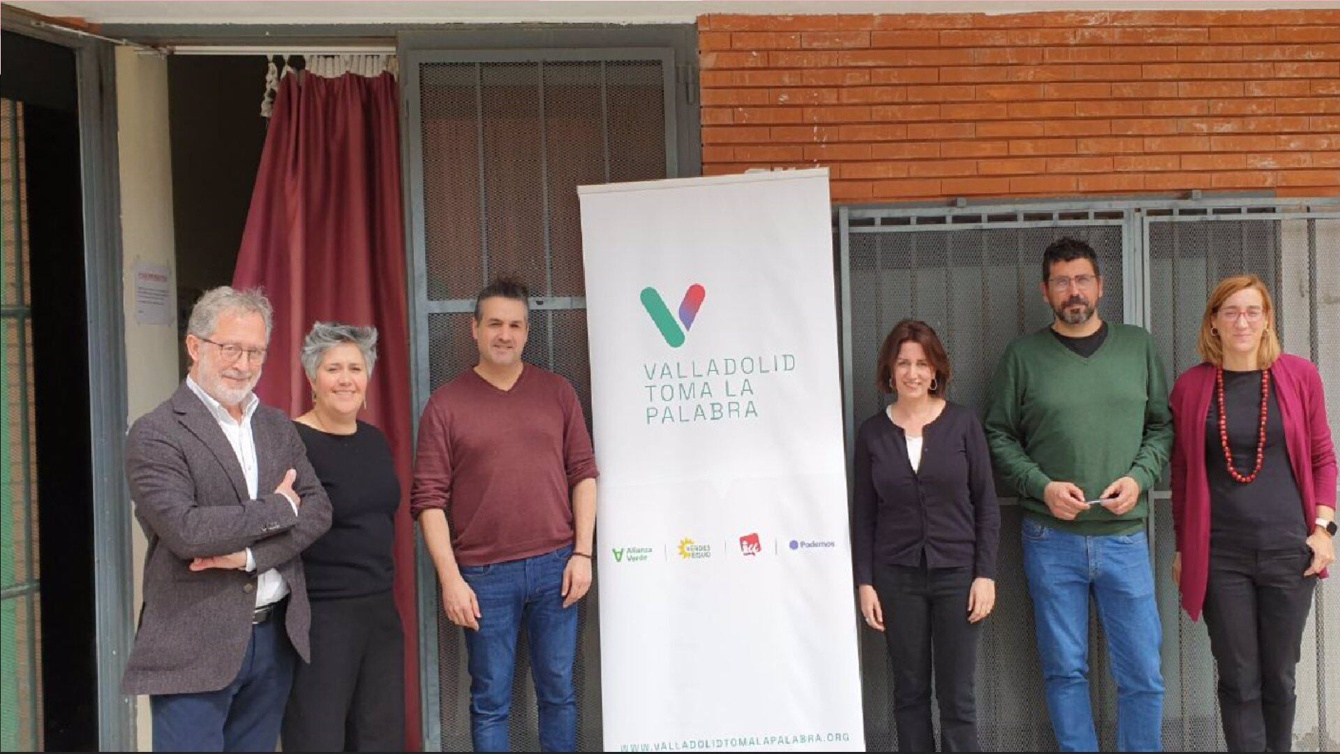 Manuel Saravia, María Sánchez, Alberto Bustos y otros miembros de VTLP durante un descanso de la asamblea celebrada este sábado en la capital vallisoletana para terminar de confeccionar su programa electoral de cara a los próximos comicios de mayo.
Valladolid Toma la Palabra (VTLP) ha configurado, tras un proceso participativo de varias semanas, un programa electoral de siete bloques que contiene medidas centradas en "cuidar" a las nuevas generaciones, la política de viviendas y la salud de los ciudadanos y que se puede concretar en la frase 'Una Valladolid que cuida, una Valladolid a la que cuidamos'.
ESPAÑA EUROPA CASTILLA Y LEÓN POLÍTICA