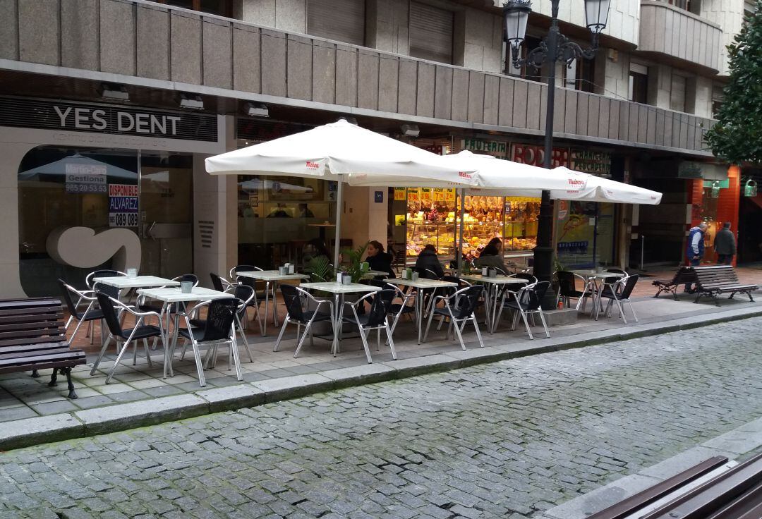 Terraza de una cafetería en el centro de Oviedo.