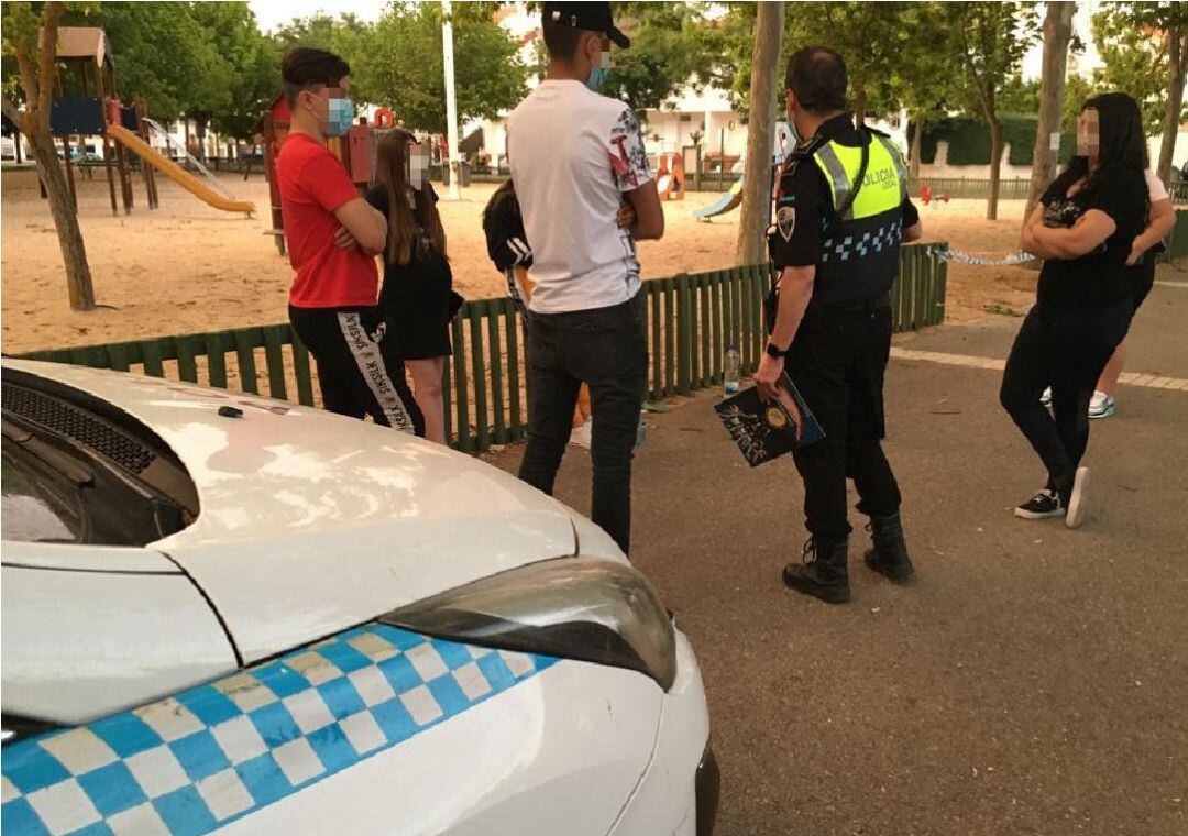 Imagen de archivo de un control policial sobre distancias de seguridad