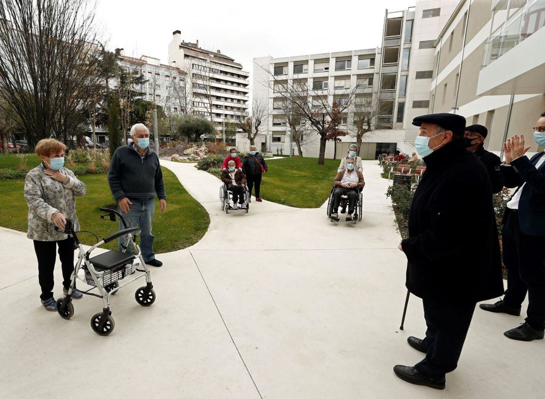 Las residencias de discapacidad y personas mayores de Navarra reciben ya las primeras visitas de familiares a usuarios de estos centros desde que el pasado 2 de octubre se prohibiera el acceso de visitantes para evitar contagios de covid-19
