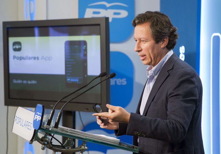 GRA215 MADRID, 04/05/2015.- Fotografía facilitada por el Partido Popular del vicesecretario general de Organización del partido, Carlos Floriano, durante la rueda de prensa que ofreció hoy en la que ha subrayado que si finalmente Alfonso Rus es expulsado 