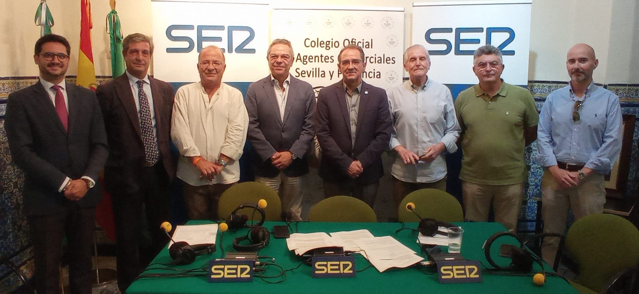 Salomón Hachuel junto a los invitados al programa por la celebración del centenario de COAC de Sevilla y provincia