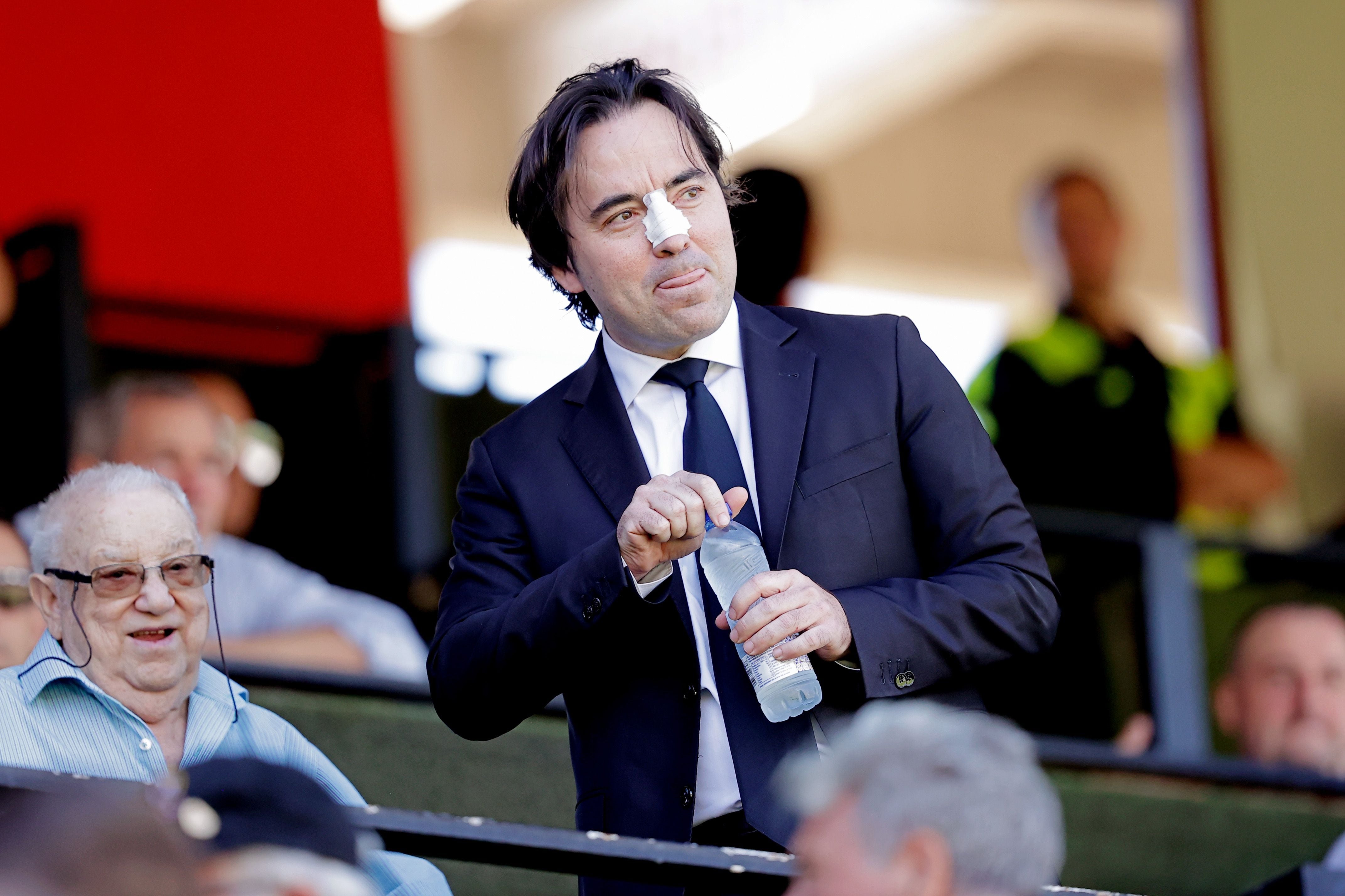 Raúl Martín Presa en el palco del Estadio de Vallecas durante un partido de LaLiga Ea Sports