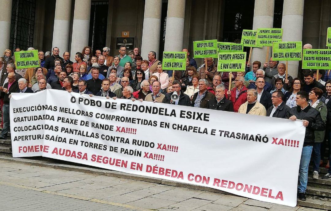 Políticos y vecinos de Redondela en la Subdelegación del Gobierno en Pontevedra.