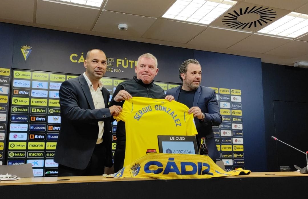 Jorge Cordero, Sergio González y Manuel Vizacino en la presentación del entrenador del Cádiz CF