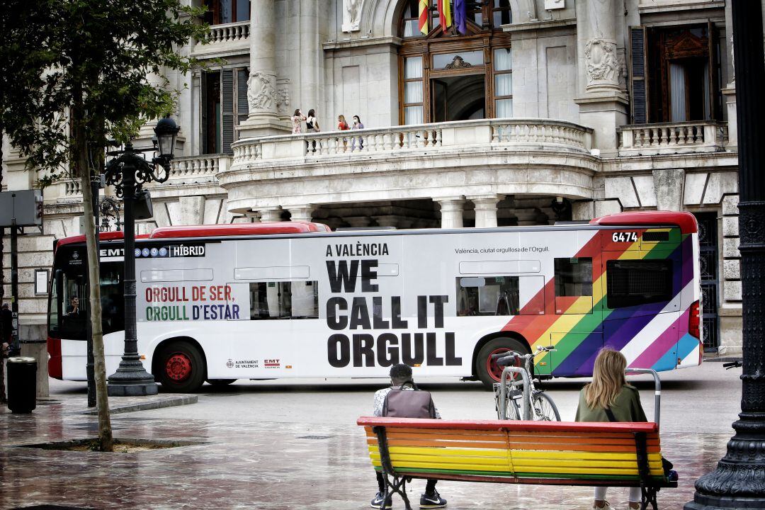 El lema "We call it" que lucirán algunos autobuses de la EMT a modo de grito reivindicativo a favor de los derechos igualitarios, la inclusión y la visibilidad.