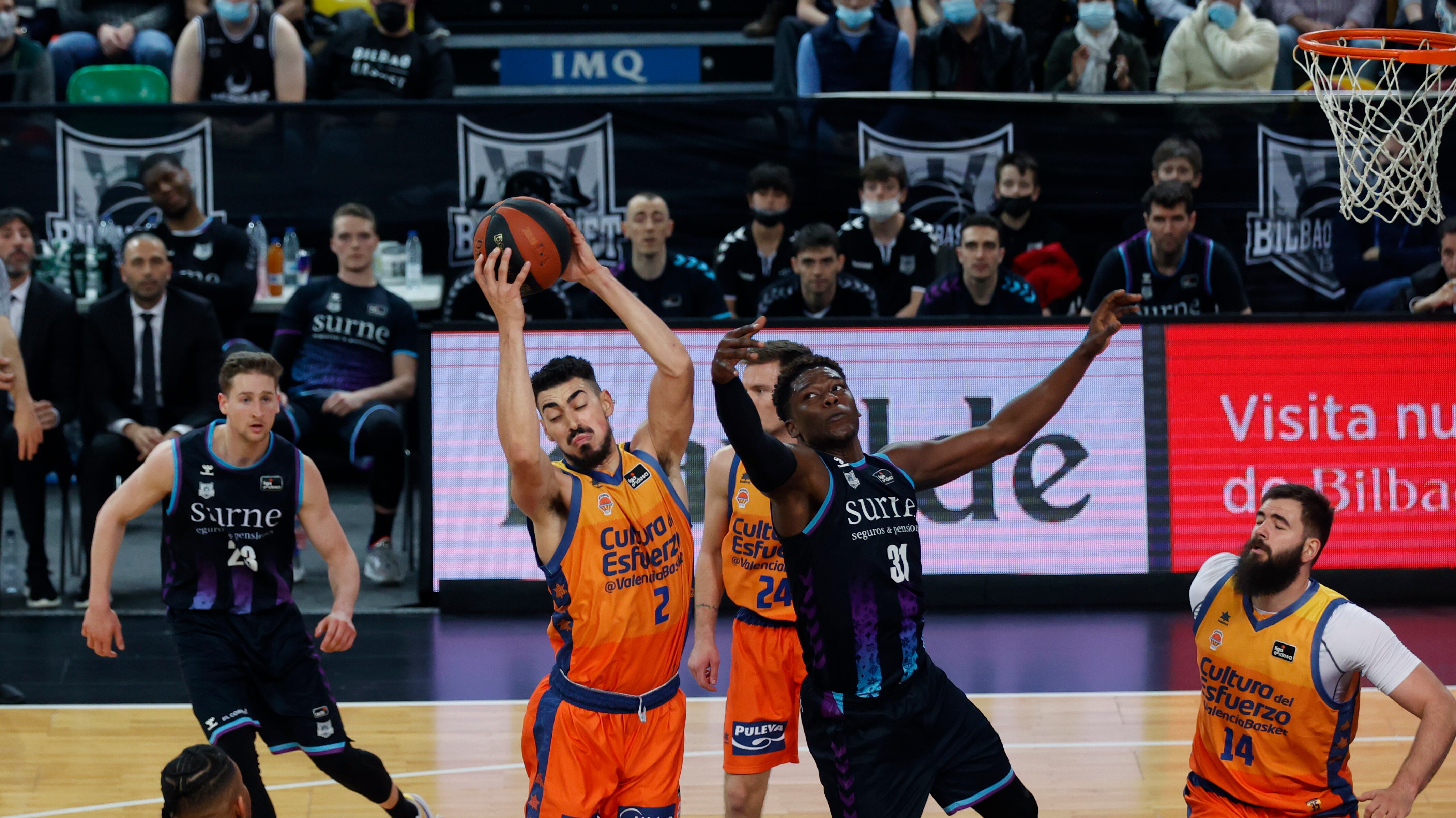 GRAF6991. BILBAO, 09/04/2022.- El jugador del Valencia J. Puerto (i) y A. Delgado, del Surne Bilbao Basket durante el partido de la Liga Endesa que disputan este sábado en pabellón Mirivilla de Bilbao. EFE/ Luis Tejido
