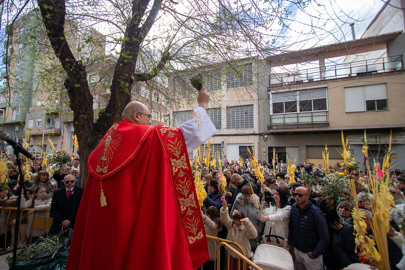 El párroco de Santa Ana, Emmanuel Sánchez, ha bendecido las palmas y ramas de olivo