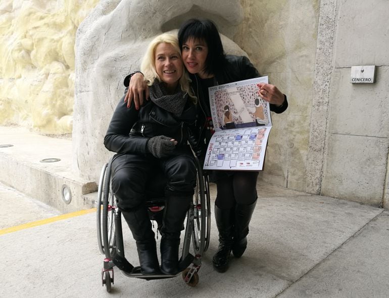 La deportista Gema Hassen-Bey (i) junto a la coordinadora en Segovia de Stecyl Sandra García momentos antes de la presentación del nuevo calendario de esta organización