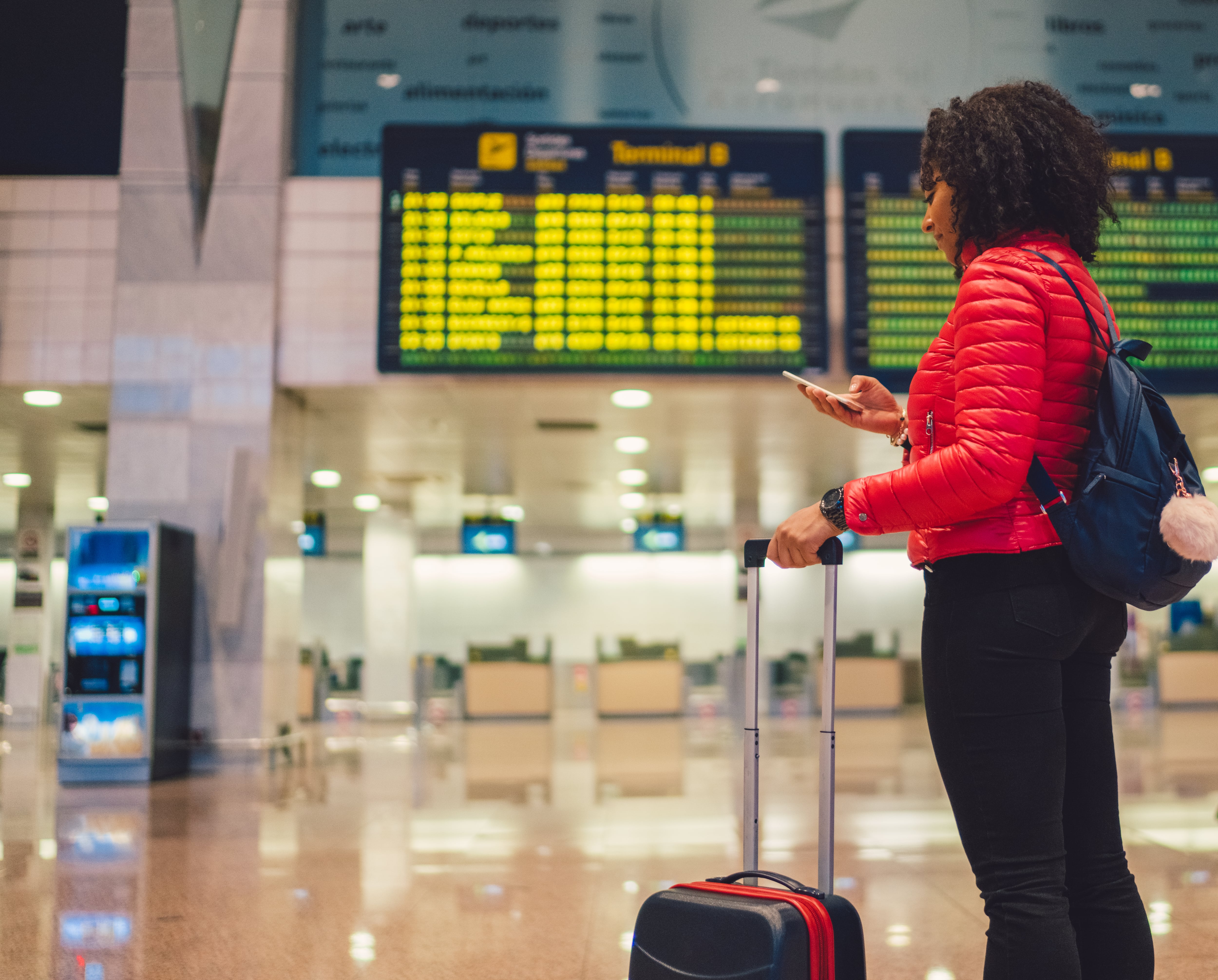 Mujer en un aeropuerto