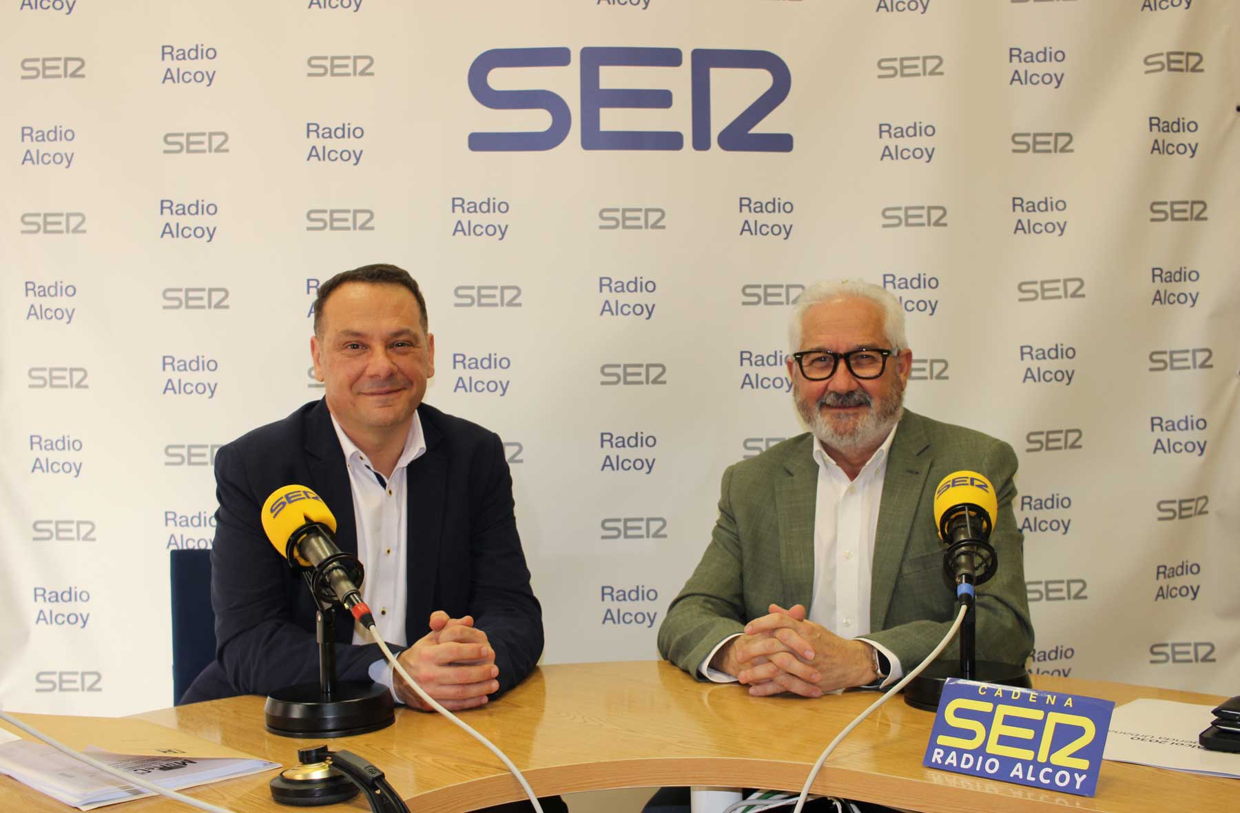 Juan Manuel Martín, director del MUREC, junto al concejal de Patrimonio Cultural, Ignacio Trelis, en el estudio central de Radio Alcoy