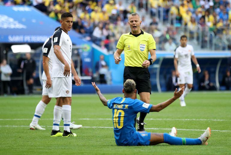 Neymar reclama penalti durante el encuentro entre Brasil y Costa Rica.