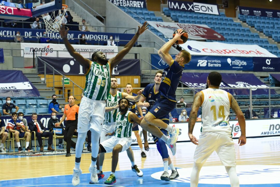 Beliauskas lanza a canasta en el partido de la primera vuelta que el Obra ganó en Sar