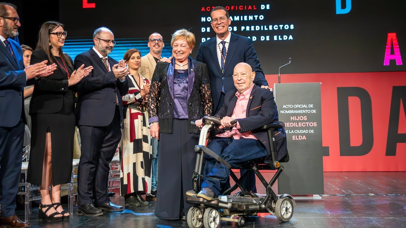 Mari Carmen Segura y Andrés Molina junto al alcalde de Elda, Rubén Alfaro