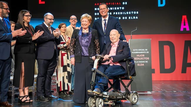 Mari Carmen Segura y Andrés Molina junto al alcalde de Elda, Rubén Alfaro