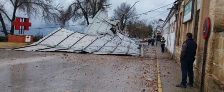 Estructura del tejado de las instalaciones de la televisión 9 La Loma y la Escuela taller de Baeza volada con el viento.