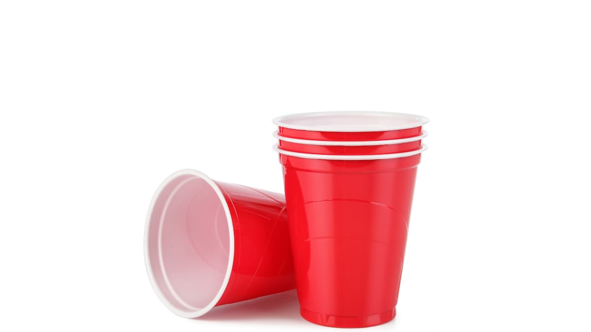 Una estudiante universitaria recoge los vasos desechables de las fiestas y crea una maravilla libre de microplásticos