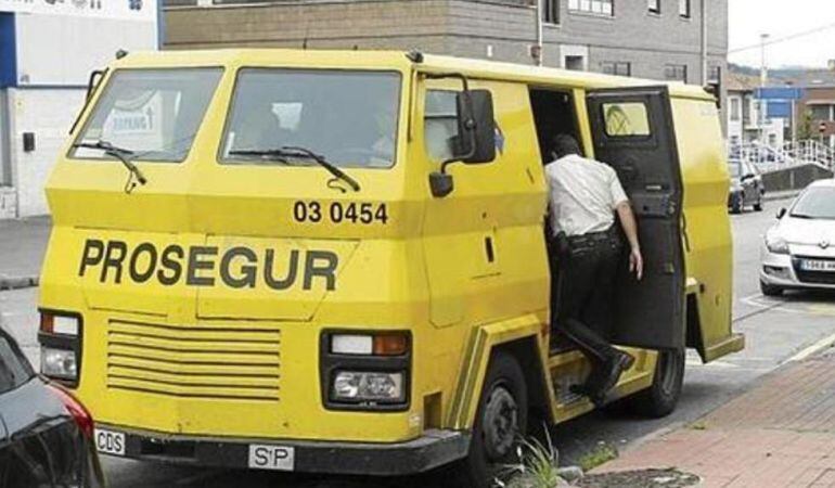 Furgón que sufrió el atraco a las puertas del supermercado Mercadona de Torrelavega.