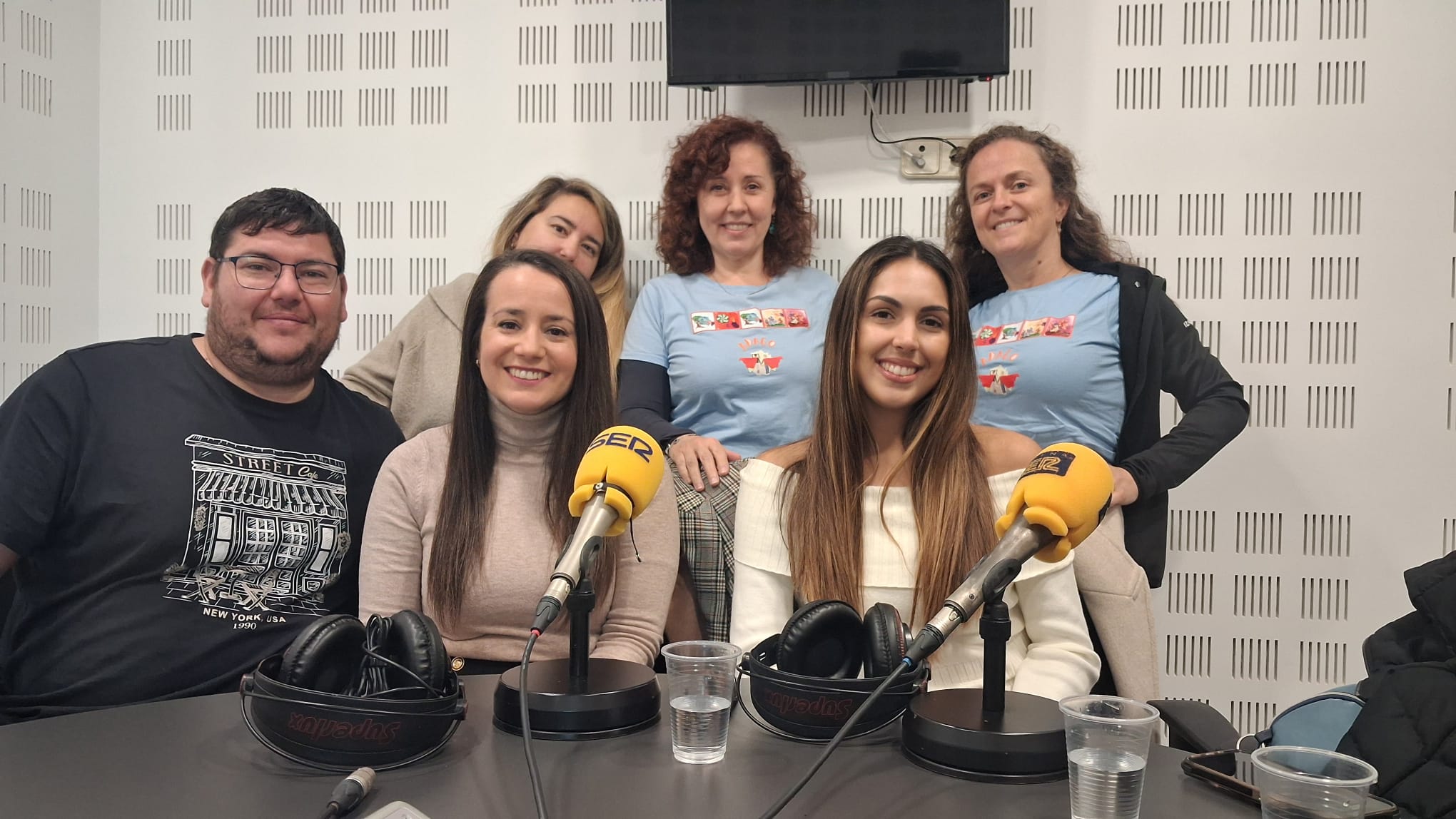Los padres de Enzo junto a miembros de la asociación Adago de Fuenlabrada y de Dreams Estudio de Danza y Teatro Musical de Fuenlabrada.