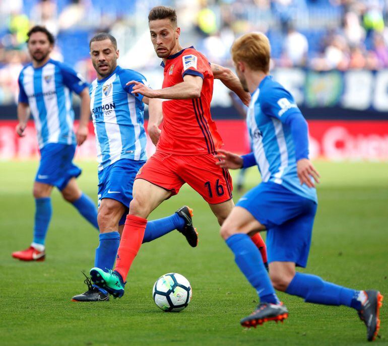 Canales intenta regatear al jugador del Málaga, Keko Gontán
