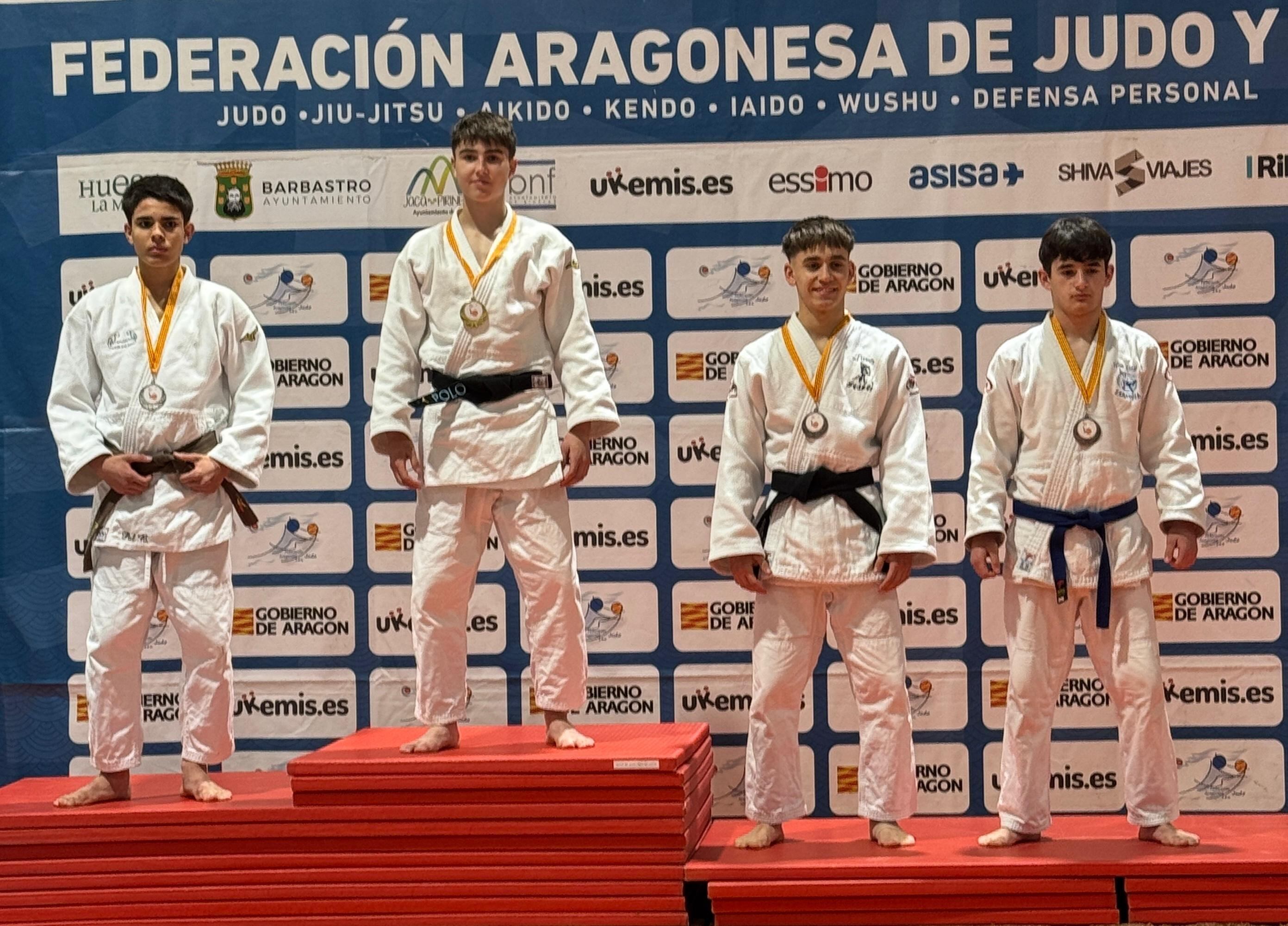 Deportistas Club Ibón de Huesca en el podio